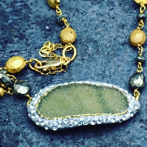 Sale Matana Pave Grün Druzy Mit Pyrit Halskette von MatanaJewelry