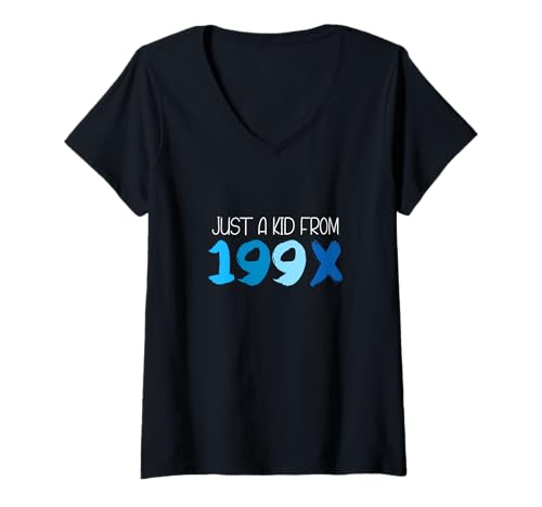 Damen Blue Just A Kid from 199X Blaue Grafik T-Shirt mit V-Ausschnitt Damen Blue Just A Kid from 199X Blaue Grafik T-Shirt mit V-Ausschnitt von Match Blue Color Graphic Tee