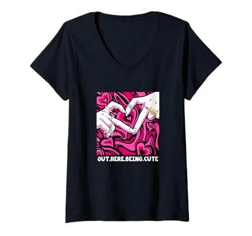 Damen Pink Out Here Being Cute Pink Graphic T-Shirt mit V-Ausschnitt Damen Pink Out Here Being Cute Pink Graphic T-Shirt mit V-Ausschnitt von Match Pink Color Graphic Tee