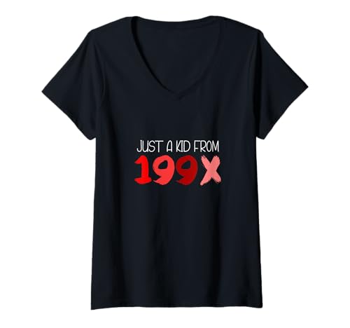 Damen Rote Grafik „Just A Kid from 199X“ T-Shirt mit V-Ausschnitt Damen Rote Grafik „Just A Kid from 199X“ T-Shirt mit V-Ausschnitt von Match Red Color Graphic Tee