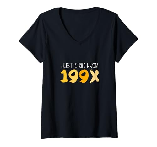Damen University Varsity-Gold Just A Kid From 199X Gelbe Grafik T-Shirt mit V-Ausschnitt Damen University Varsity-Gold Just A Kid From 199X Gelbe Grafik T-Shirt mit V-Ausschnitt von Match University Varsity-Gold Color Graphic Tee