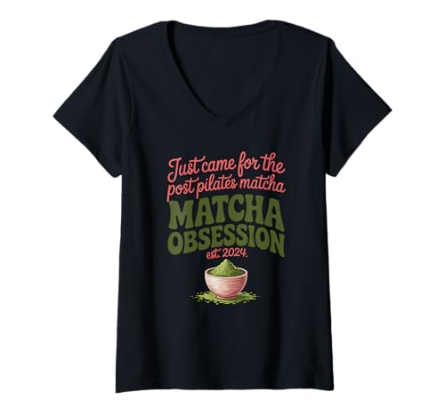 Damen An Matcha nippen: EIN lustiger Genuss für Grüntee-Liebhaber T-Shirt mit V-Ausschnitt Damen An Matcha nippen: EIN lustiger Genuss für Grüntee-Liebhaber T-Shirt mit V-Ausschnitt von Matcha Madness Apparel for Tea Enthusiasts