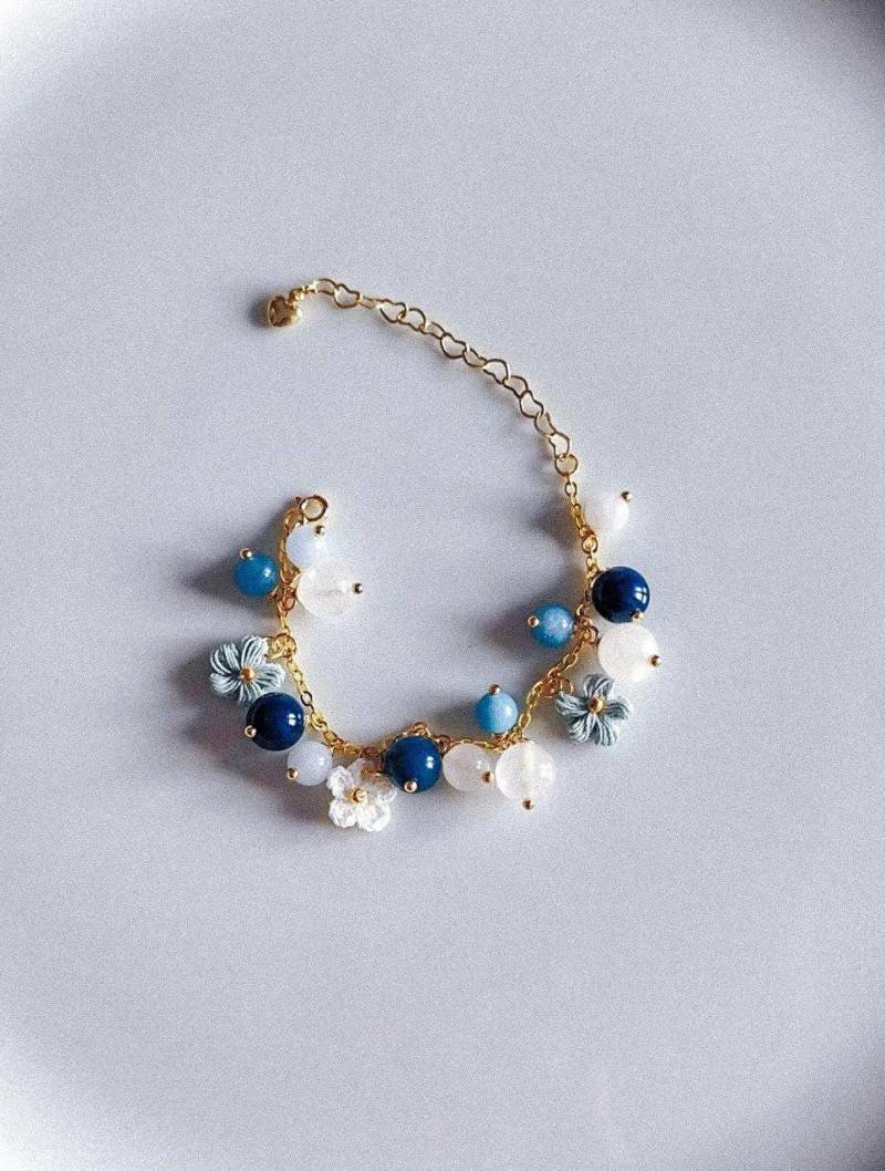 Bubble Gemstone Bracelet | Micro Crochet Flowers Natural Stone Elegant von MatchaAndArtCrafts