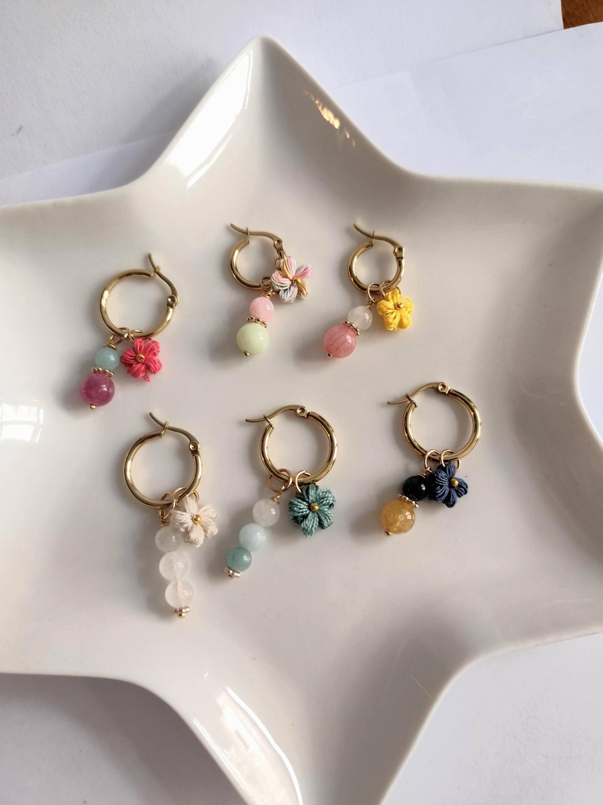 Charm Ring Ohrringe Selber Machen | Handgemachte Bunte Gehäkelte Blumenohrringe Edelstein Anhänger Personalisiertes Geschenk von MatchaAndArtCrafts