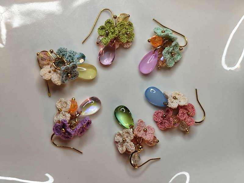 Pastel Micro Crocheted Earrings | Dainty Small Flower Drops Handmade Spring Jewelry Boho Gift For Her Lightweight Floral von MatchaAndArtCrafts
