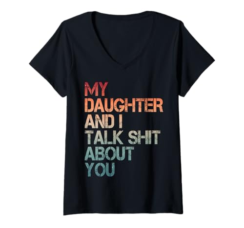 Damen My Daughter and I Talk Shit About You Funny Dad & Mom Humor T-Shirt mit V-Ausschnitt Damen My Daughter and I Talk Shit About You Funny Dad & Mom Humor T-Shirt mit V-Ausschnitt von Matching Daughter Mom & Dad Vintage Joke Graphics
