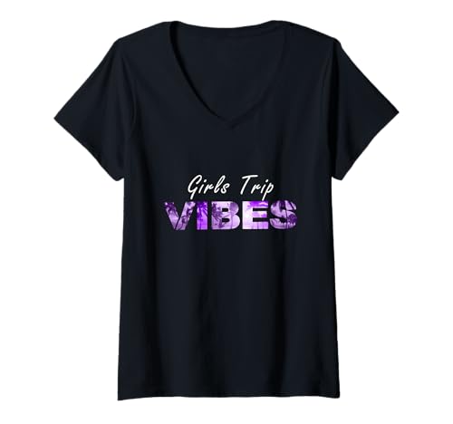 Damen Trip Vibes für Mädchen, Violett T-Shirt mit V-Ausschnitt Damen Trip Vibes für Mädchen, Violett T-Shirt mit V-Ausschnitt von Matching Girls Trip Vacation Tops