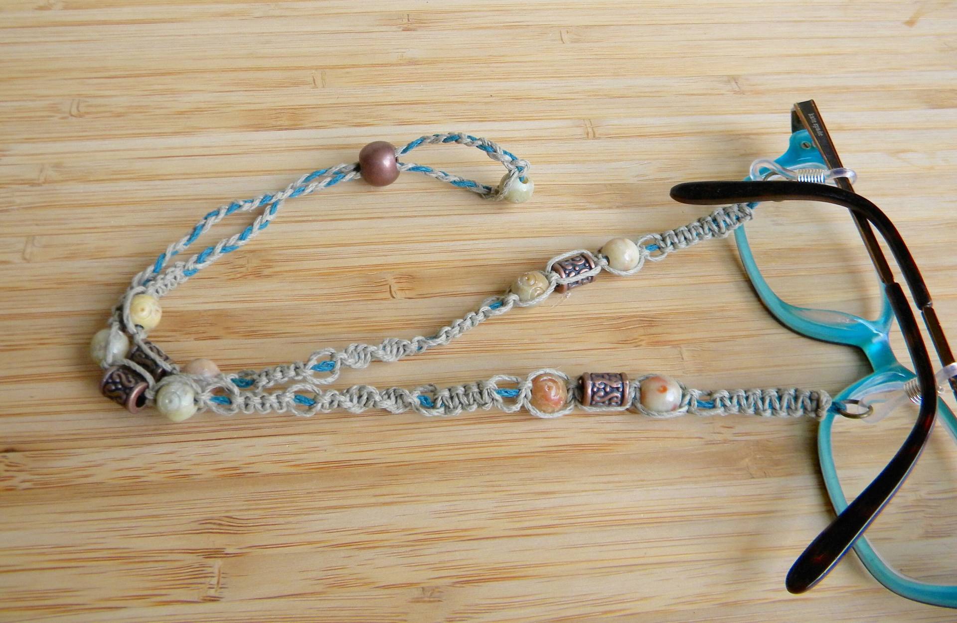 Boho Brillenhalter Aus Hanf Speckstein & Bronze Perlen Boho Brillenhalter Aus Hanf Speckstein & Bronze Perlen von MatchingTreeDesigns