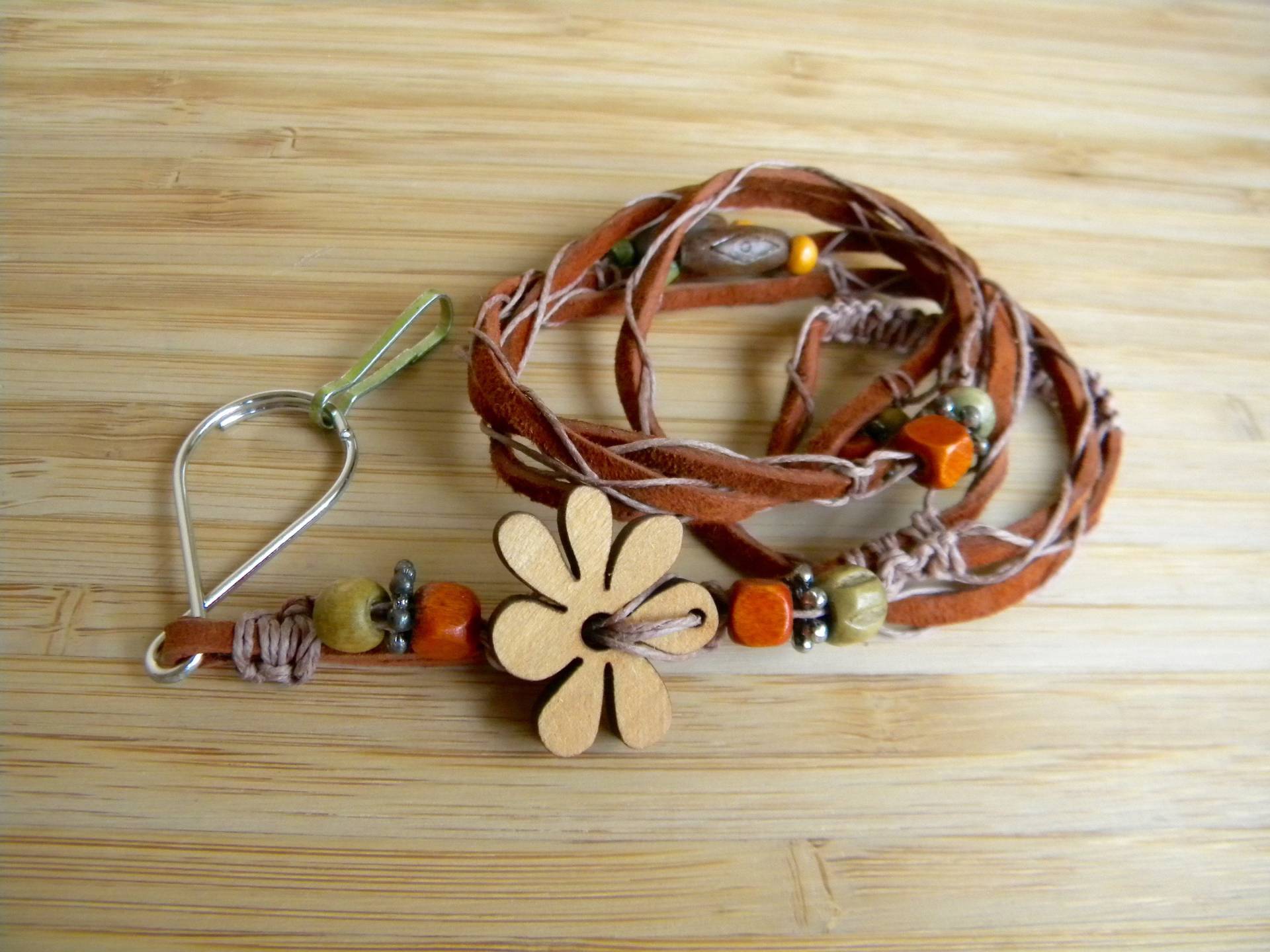 Daisy Lanyard Aus Leder Makramee-Hanfschnur-Id-Kartenhalter Daisy Lanyard Aus Leder Makramee-Hanfschnur-Id-Kartenhalter von MatchingTreeDesigns