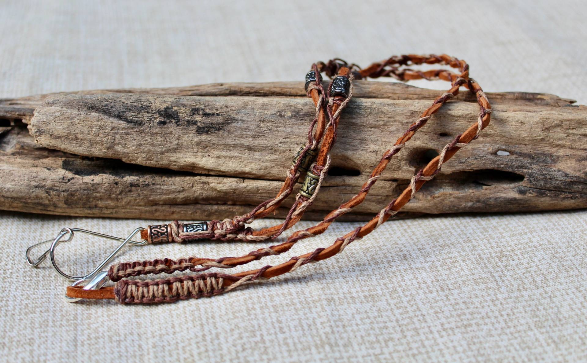 Id/Handy-Lanyard Aus Leder Wildleder, Brauner Hanf & Geätzte Metallperlen Id/Handy-Lanyard Aus Leder Wildleder, Brauner Hanf & Geätzte Metallperlen von MatchingTreeDesigns