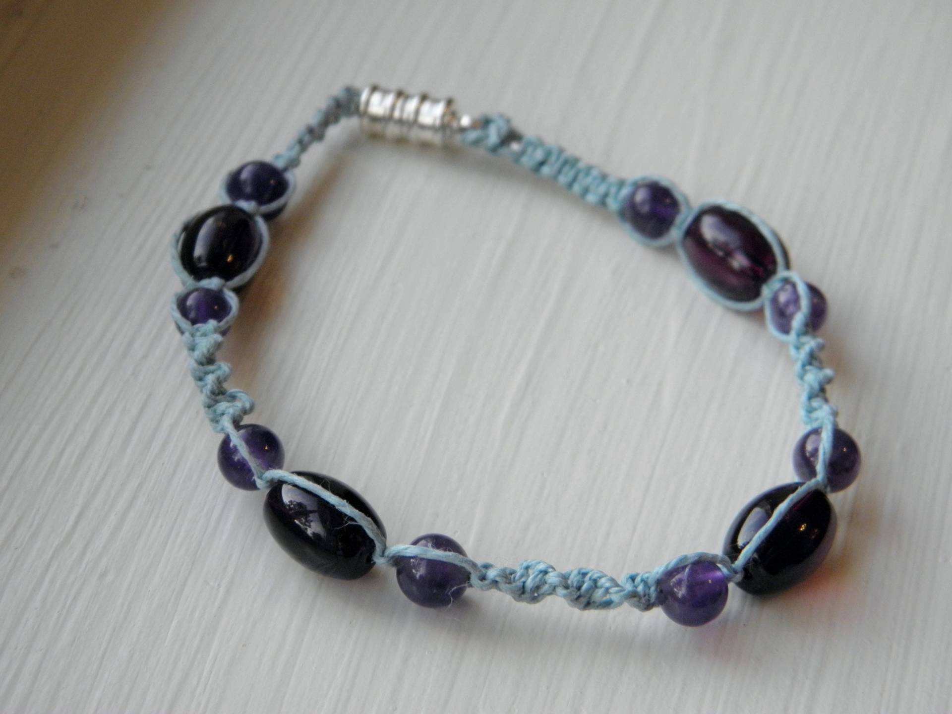 Makramee Armband Mit Amethyst Und Lila Perlen Hellblauem Hanf Makramee Armband Mit Amethyst Und Lila Perlen Hellblauem Hanf von MatchingTreeDesigns