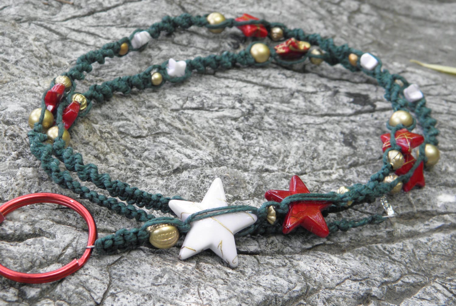 Makramee Weihnachten Schlüsselband Grünes Hanfband Mit Rot & Gold Perlen, Wähle Aus 2 Styles, 6 Anhängern Makramee Weihnachten Schlüsselband Grünes Hanfband Mit Rot & Gold Perlen, Wähle Aus 2 Styles, 6 Anhängern von MatchingTreeDesigns