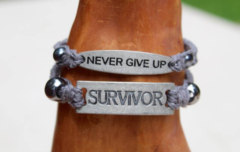 Motivierende Armbänder Mit Positiven Botschaften, Dicker Grauer Hanfschnur Makramee, Silbernen Perlen Und Verschlüssen von MatchingTreeDesigns