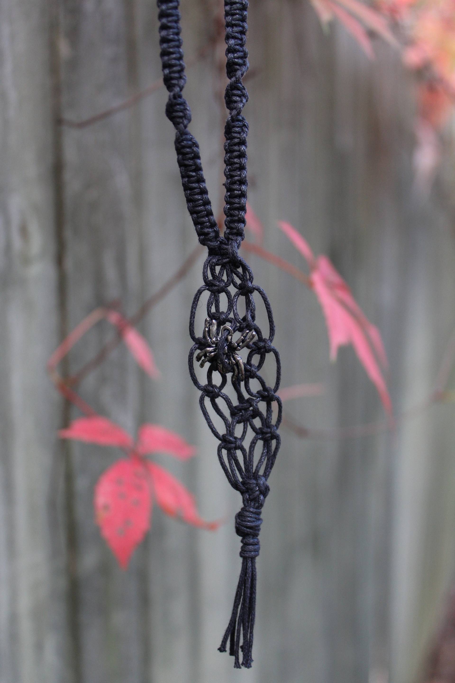 Spinnenhalskette in Makramee Schwarzer Kordel Mit Versilbertem Spinnenbrennpunkt Spinnenhalskette in Makramee Schwarzer Kordel Mit Versilbertem Spinnenbrennpunkt von MatchingTreeDesigns