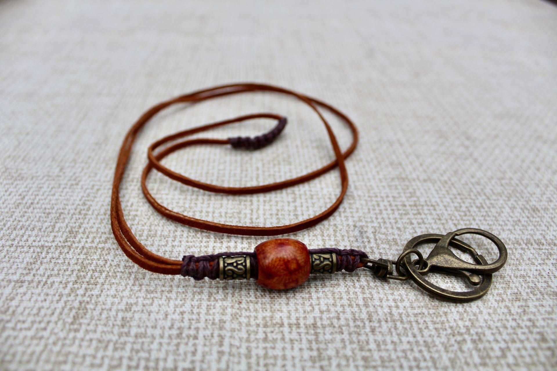 Wildleder-Id-Handyanhänger Mit Holzperle Und Messingakzenten Wildleder-Id-Handyanhänger Mit Holzperle Und Messingakzenten von MatchingTreeDesigns