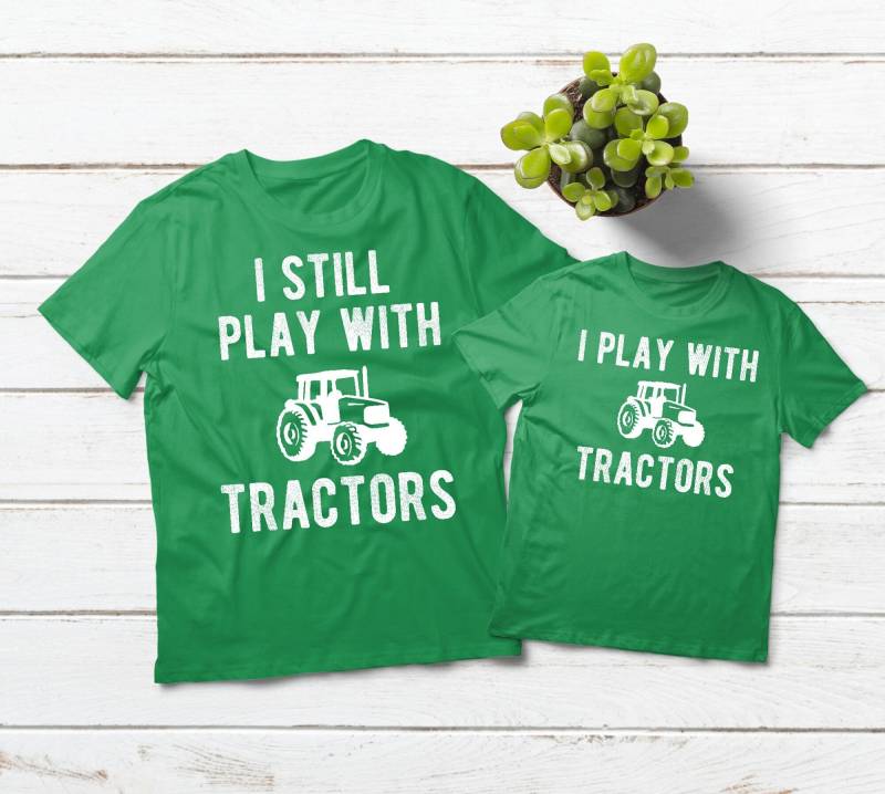 Farmer Dad Und Sohn Shirts Ich Spiele Immer Noch Mit Traktoren Farming Gift Matching Vater Junge Grüne Farmer Dad Und Sohn Shirts Ich Spiele Immer Noch Mit Traktoren Farming Gift Matching Vater Junge Grüne von Matchizz