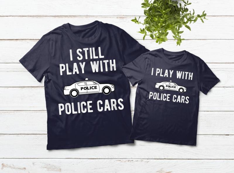 Polizist Geschenke Vater Und Sohn Passende Shirts Ich Spiele Immer Noch Mit Polizeiautos Lustiger Spruch Für Papa Mich Polizist Geschenke Vater Und Sohn Passende Shirts Ich Spiele Immer Noch Mit Polizeiautos Lustiger Spruch Für Papa Mich von Matchizz