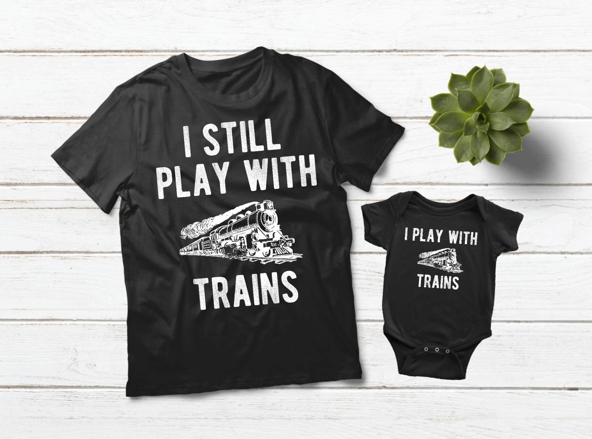 Vater Und Sohn Passende Shirts Zug Shirt Railroader Ich Spiele Immer Noch Mit Zügen von Matchizz