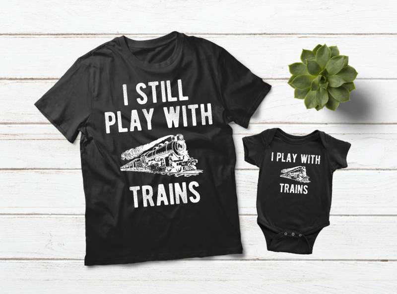 Vater Und Sohn Passende Shirts Zug Shirt Railroader Ich Spiele Immer Noch Mit Zügen von Matchizz