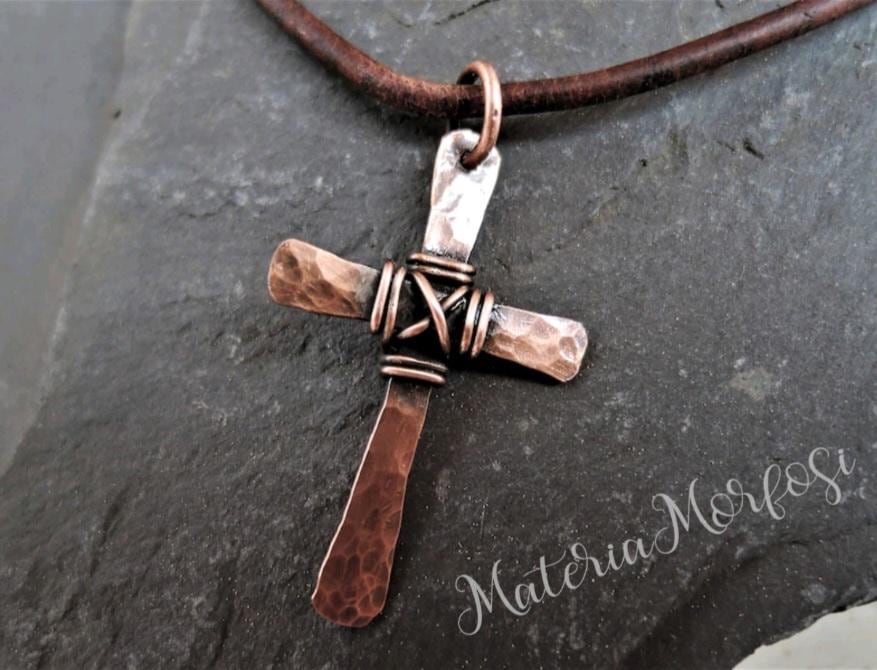 Gehämmertes Kupfer Kreuz - Unisex Draht Gewickelter Antiker Anhänger Christlicher Schmuck Rustikales Kruzifix Lederband von MateriaMorfosi