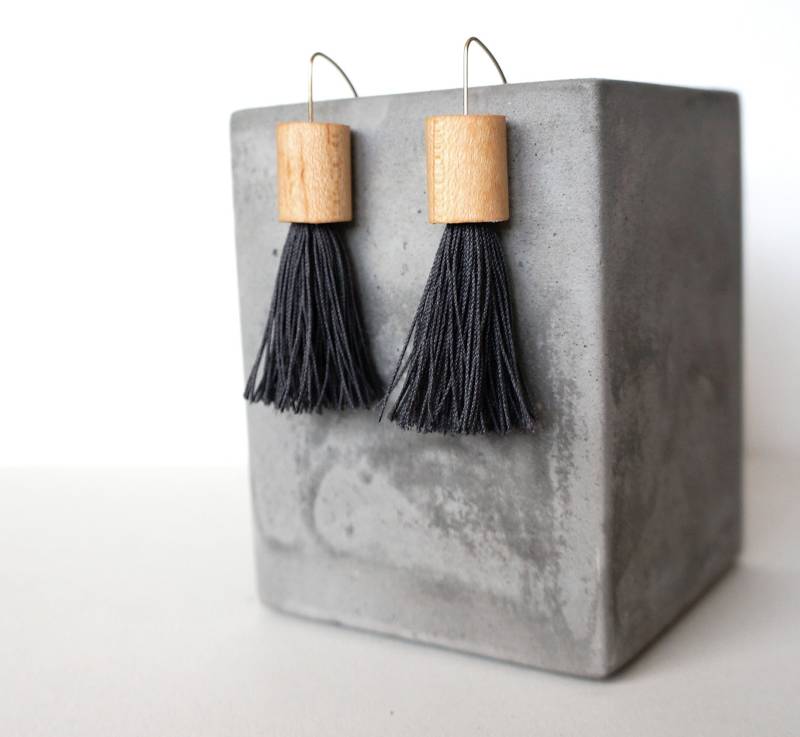 Das Element in Ahorn Und Schiefer | Quasten Ohrringe Holzschmuck Graublaue Statement Gold Filled Materialität von MaterialityCo