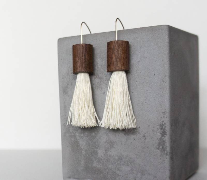 Das Element in Nussbaum Und Sahne | Quasten Ohrringe Holzschmuck Weiße Statement Gold Filled Materialität Das Element in Nussbaum Und Sahne | Quasten Ohrringe Holzschmuck Weiße Statement Gold Filled Materialität von MaterialityCo