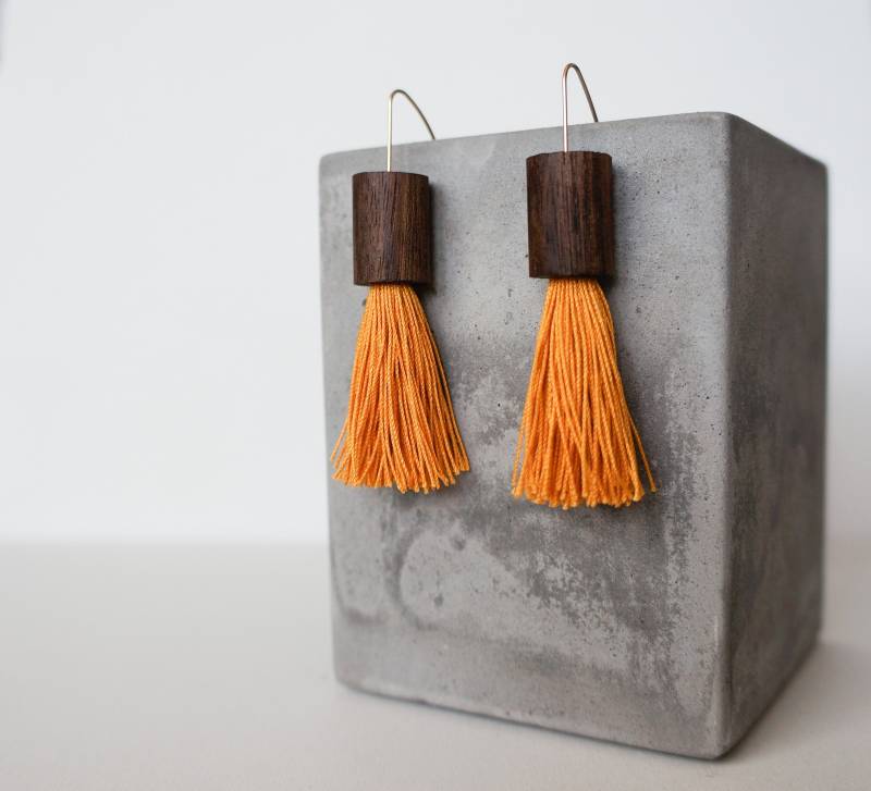 Das Element in Nussbaum Und Senf | Quasten Ohrringe Holzschmuck Gelbe Statement Gold Filled Materialität Das Element in Nussbaum Und Senf | Quasten Ohrringe Holzschmuck Gelbe Statement Gold Filled Materialität von MaterialityCo