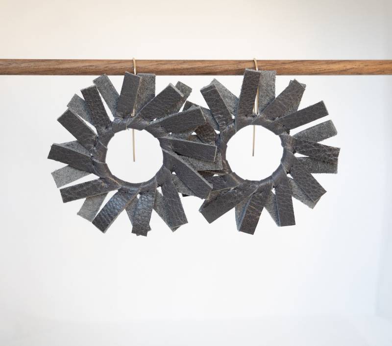 Die Windmühle in Schiefer | Leder Ohrringe Graublaue Statement Gold Filled Materialität von MaterialityCo