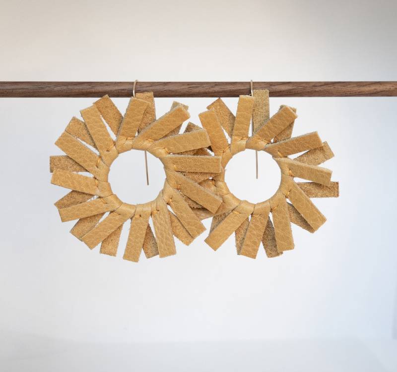 Die Windmühle in Senf | Leder Ohrringe Gelbe Statement Gold Filled Materialität von MaterialityCo