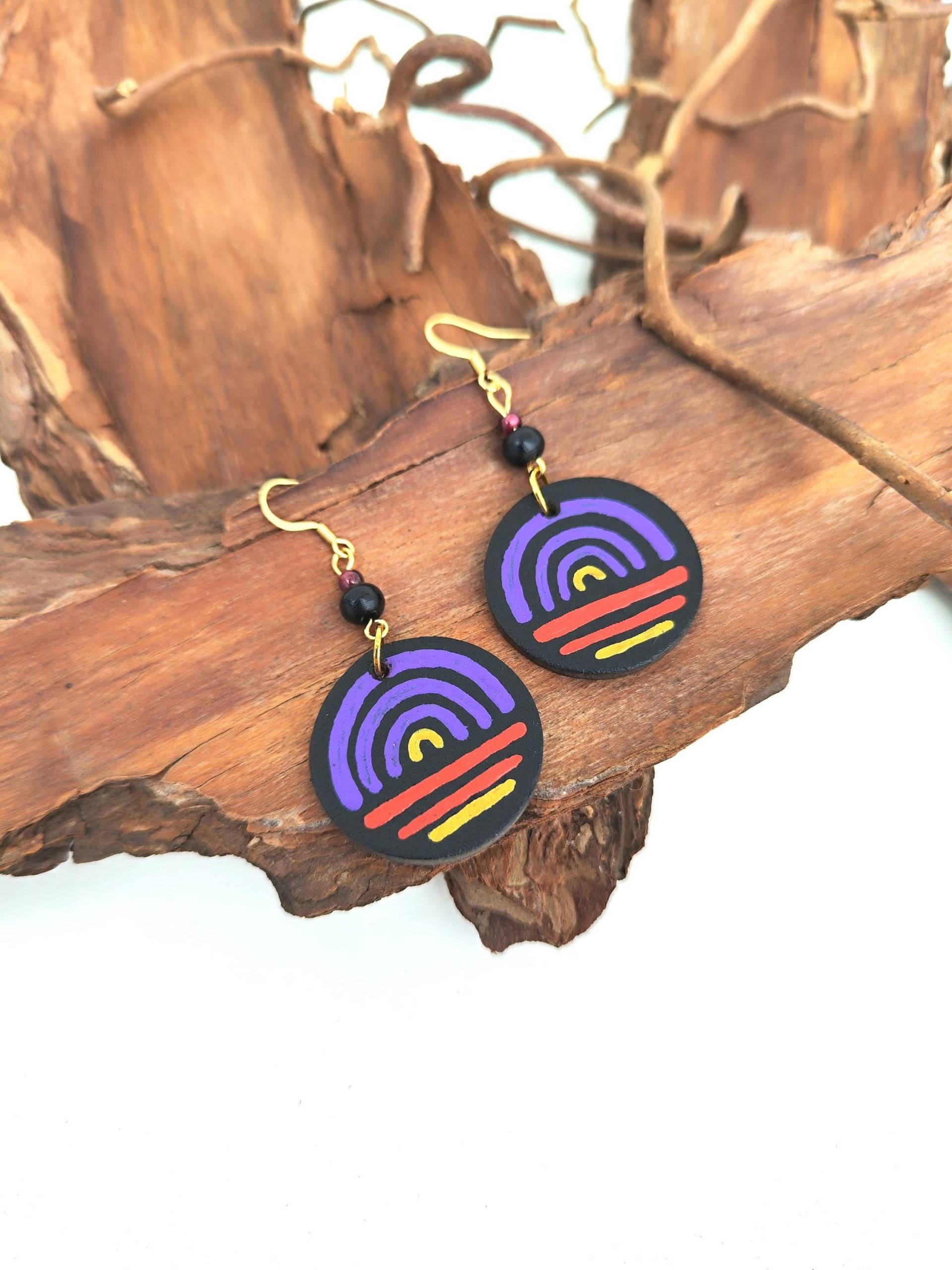 Bemalte Leder Statement Ohrringe in Lila Mit Mond | Boho Hängeohrringe Für Yogis von MatherlandCrafts