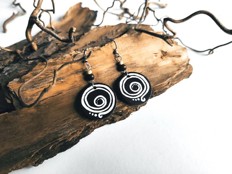 Bemalte Leder Statement Ohrringe in Lila Mit Mond | Boho Hängeohrringe Für Yogis von MatherlandCrafts