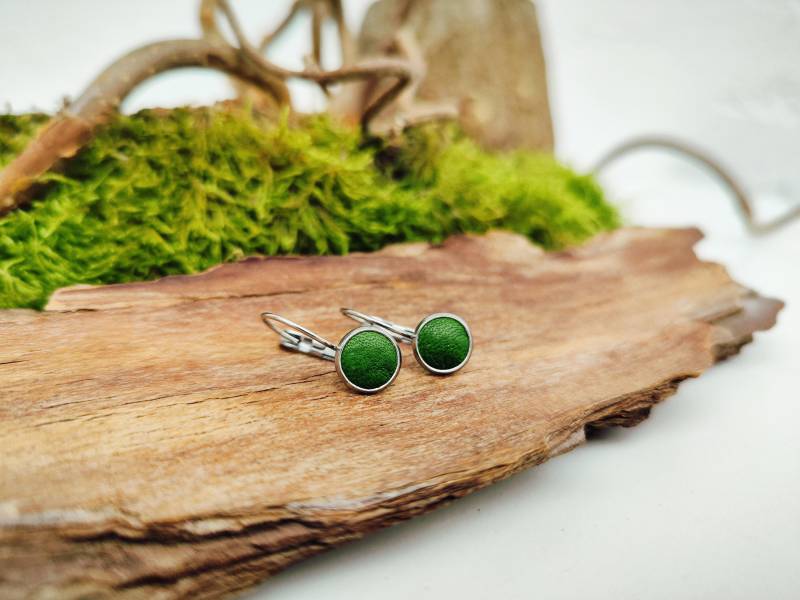 Einfache Leichte Leder Ohrringe in Edelstahlfassung | Kleine Hängende Lederohrringe Für Frauen von MatherlandCrafts