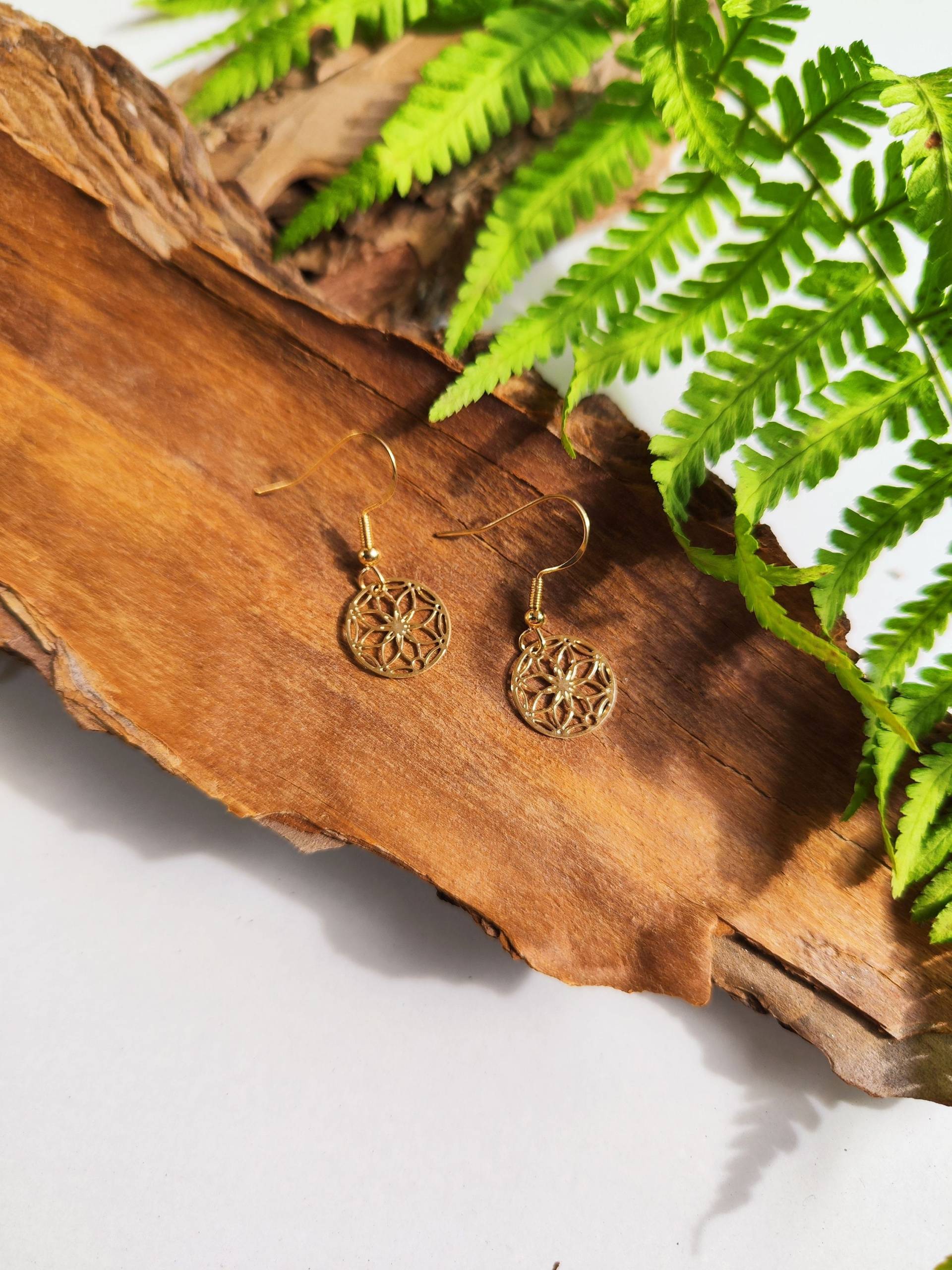 Goldene Mandala Hängeohrringe Mit Lebensblume | Filigrane Boho Ohrringe Für Yogis von MatherlandCrafts