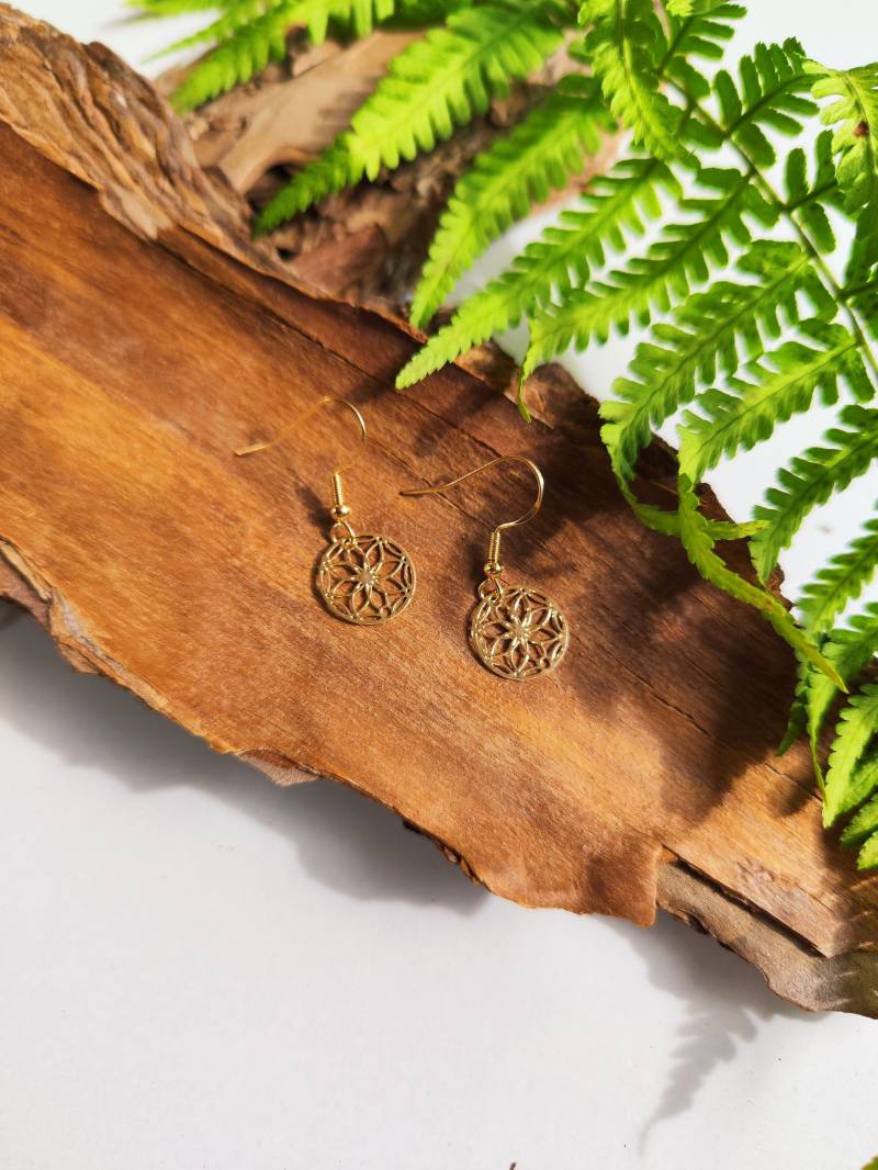 Goldene Mandala Hängeohrringe Mit Lebensblume | Filigrane Boho Ohrringe Für Yogis von MatherlandCrafts
