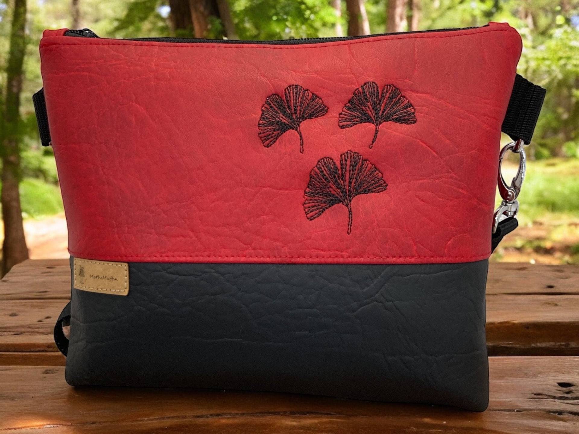 Tasche Rot Schwarz Bestickt Ginkgo Tasche Rot Schwarz Bestickt Ginkgo von MathiMuffin
