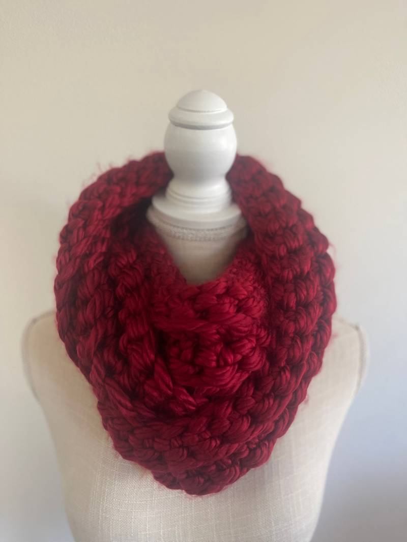 Dunkelroter Voluminöser Infinity Schal - Skinny Wrap Design, Uber Lux Soft Acrylgarn Mit Subtilem Glanz von MatildaTimeDesigns
