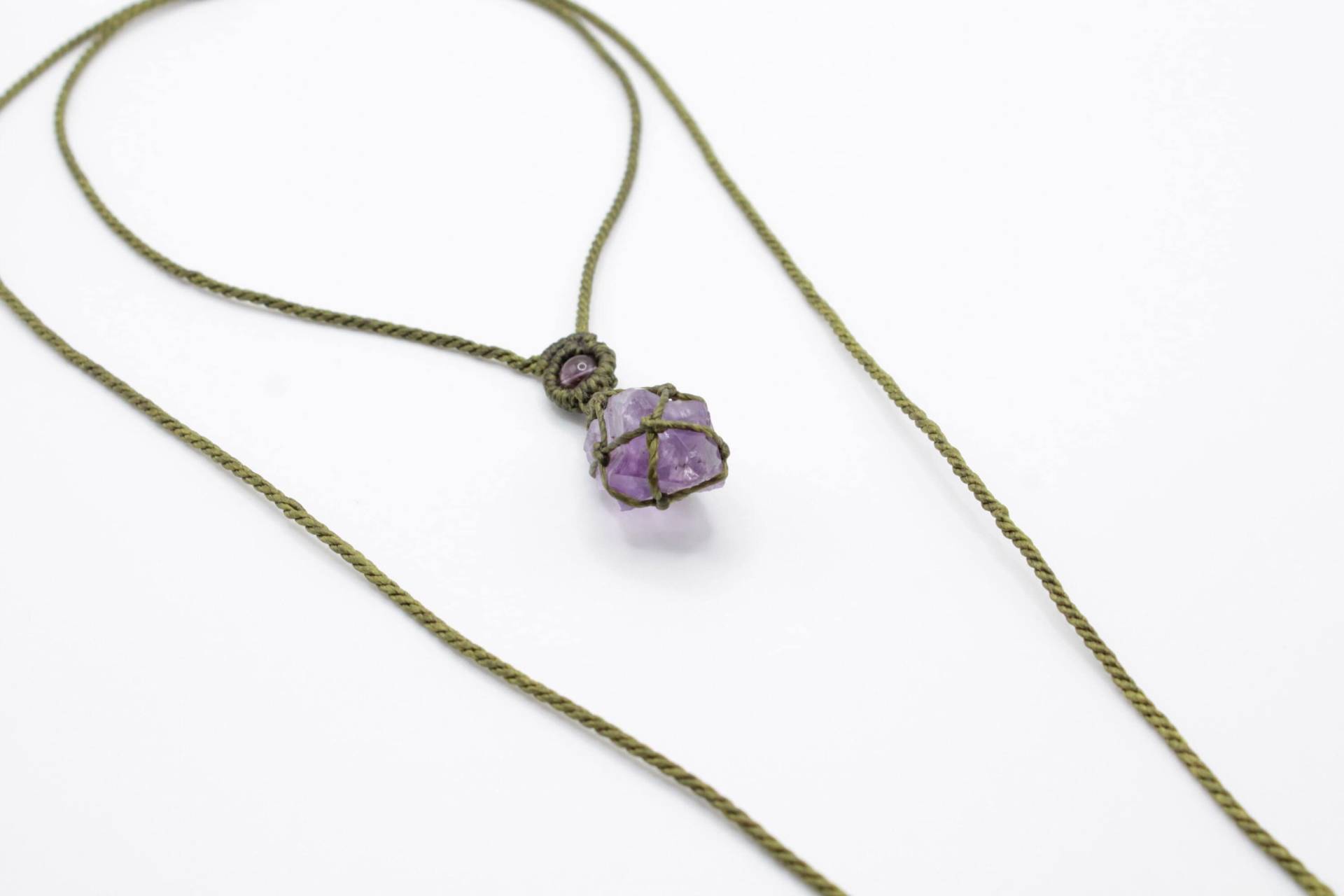 Amethyst Makramee Kette - Grünes Garn Mit Amethystperle von MatizarArt