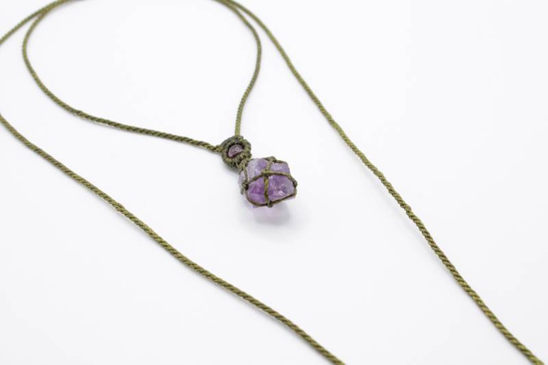 Amethyst Makramee Kette - Grünes Garn Mit Amethystperle von MatizarArt