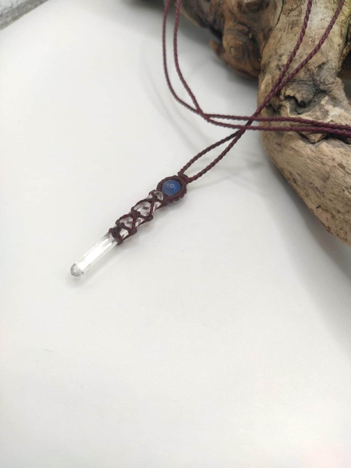 Bergkristall - Quarz Kette Lila Makramee-Halskette Mit Blauer Achat-Perle von MatizarArt