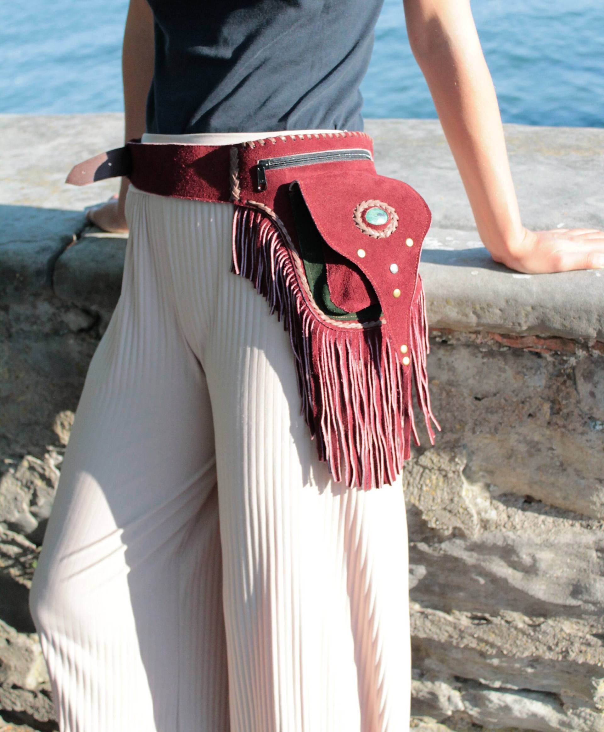Boho Hippie Leder Bauchtasche - Gürteltasche Mit Fransen Und Chrysokol Edelstein von MatizarArt
