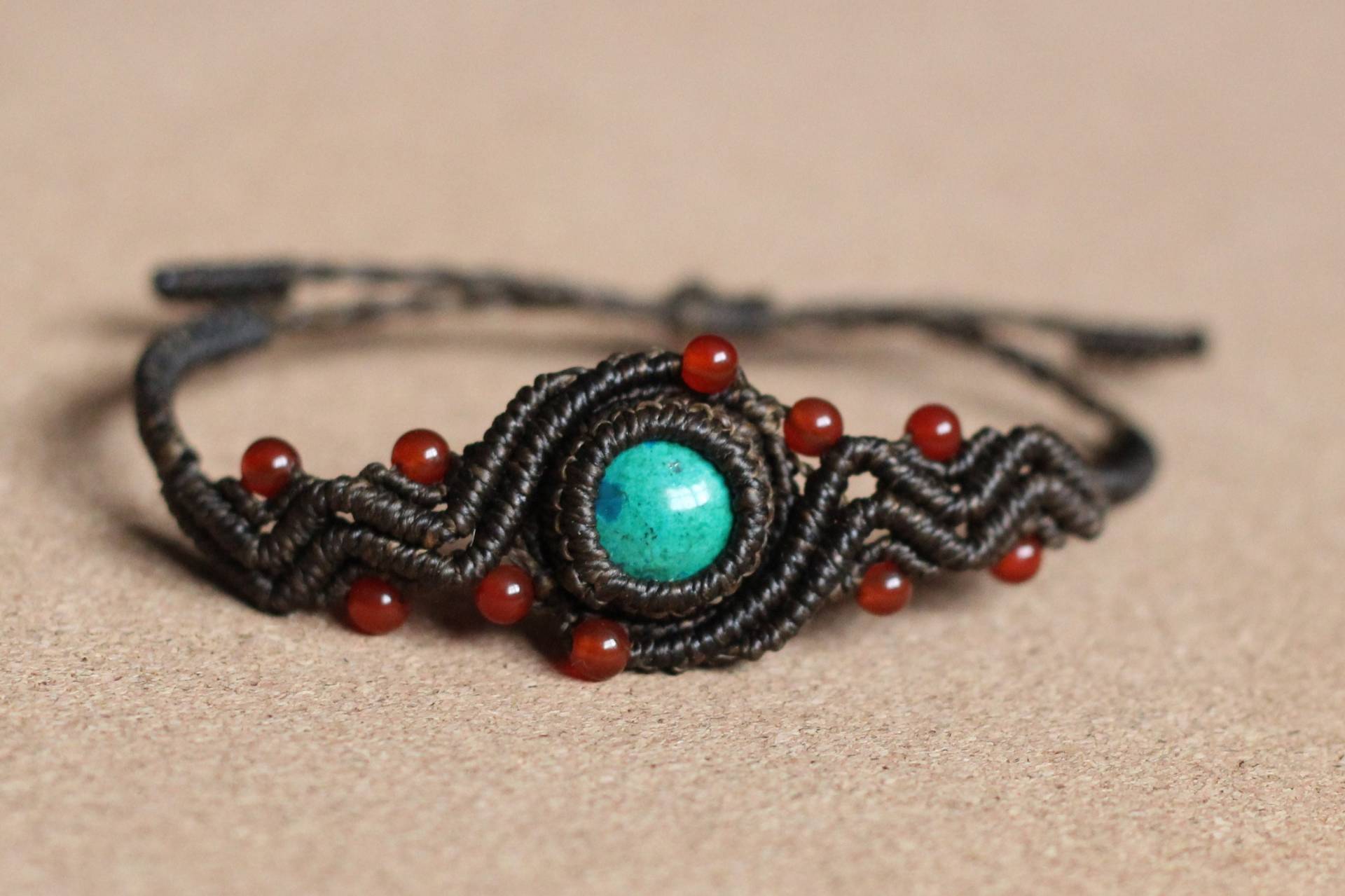 Braunes Makramee Armband Mit Chrysokoll Edelstein Und Karneol Perlen von MatizarArt