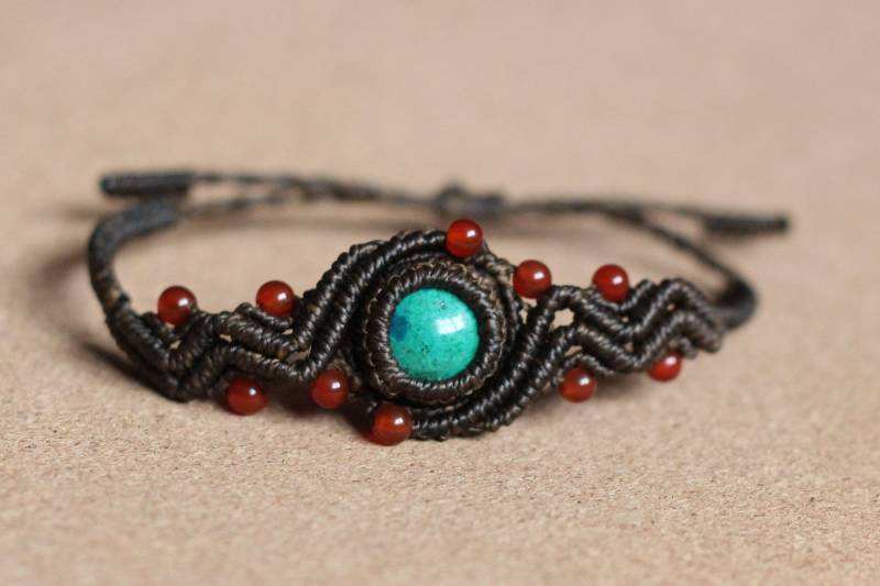 Braunes Makramee Armband Mit Chrysokoll Edelstein Und Karneol Perlen von MatizarArt