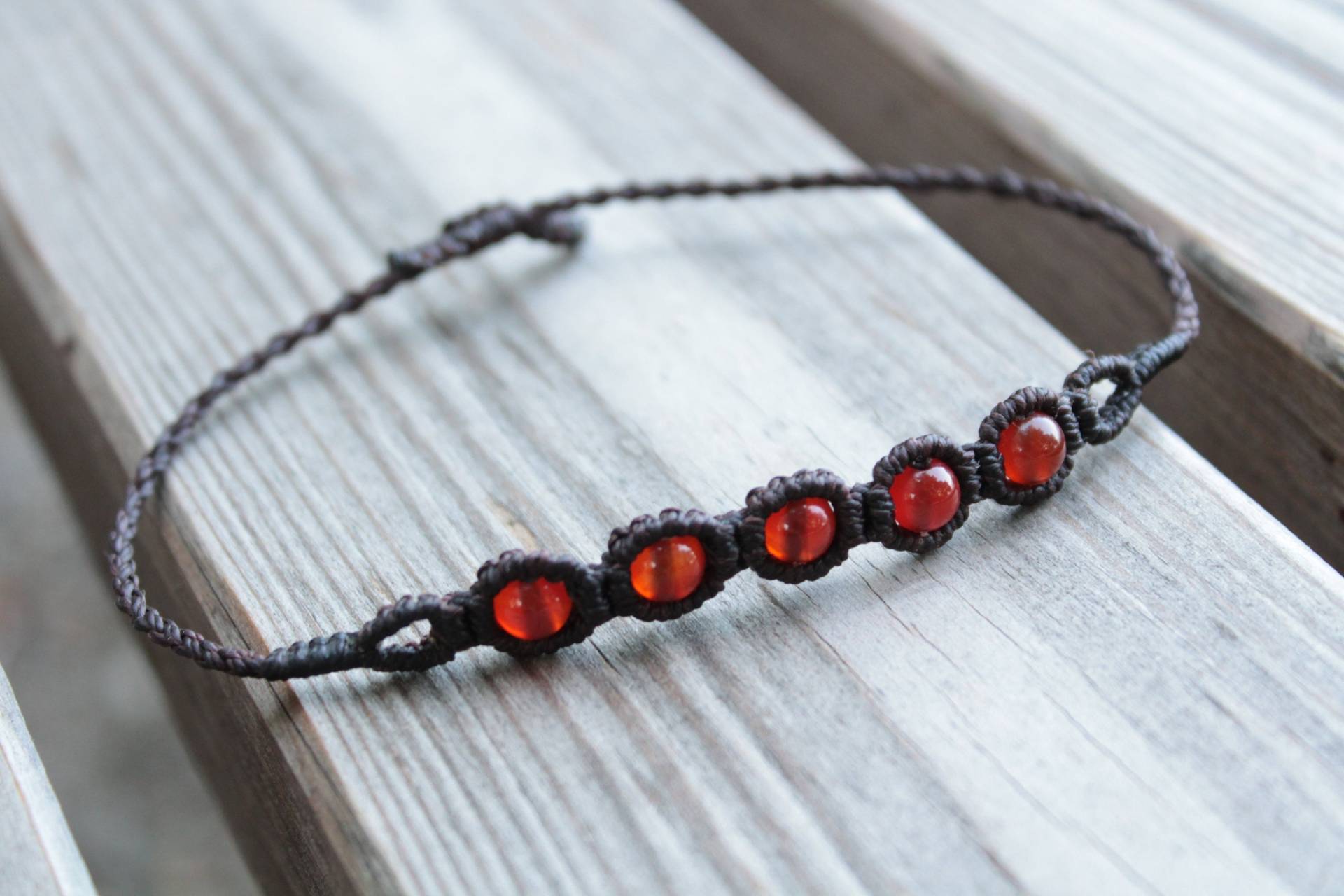 Dunkel Braunes Makramee Armband Mit Karneol-Perlen von MatizarArt