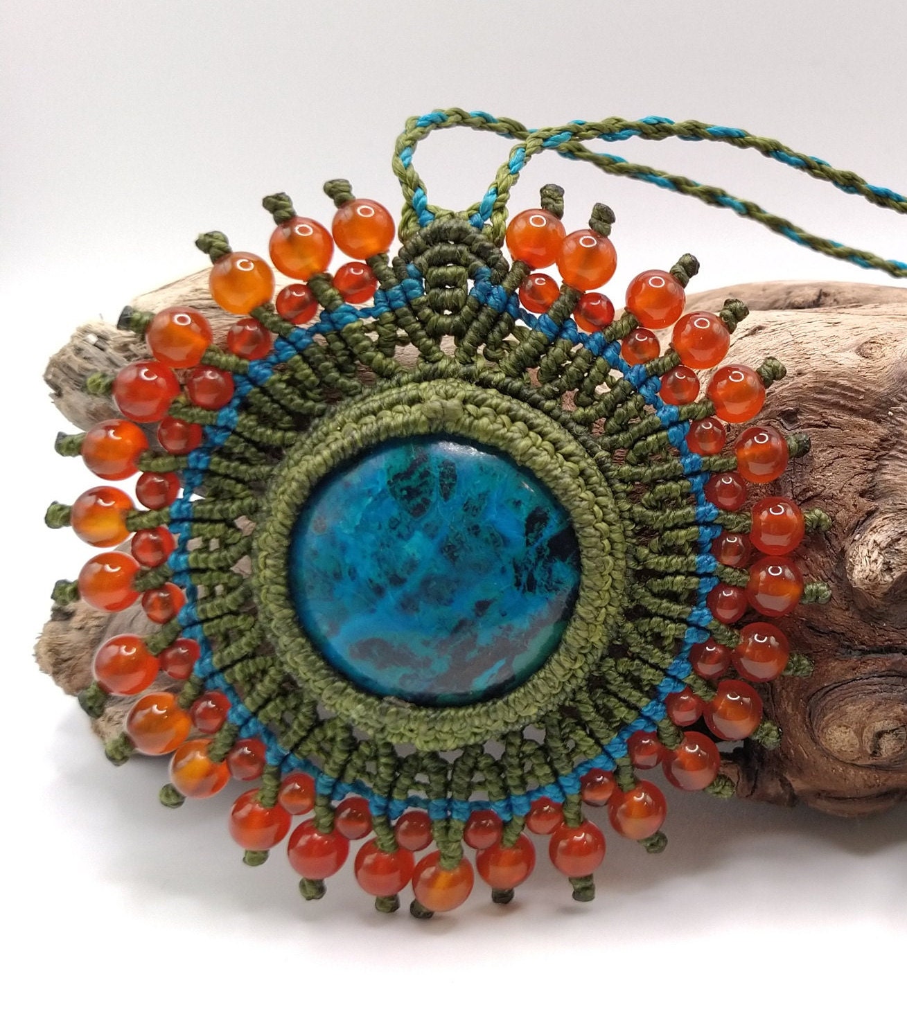 Handgeknüpfte Makramee Kette Mit Einem Einzigartigem Chrysokoll-Edelstein Und Karneol-Perlen - Türkis von MatizarArt