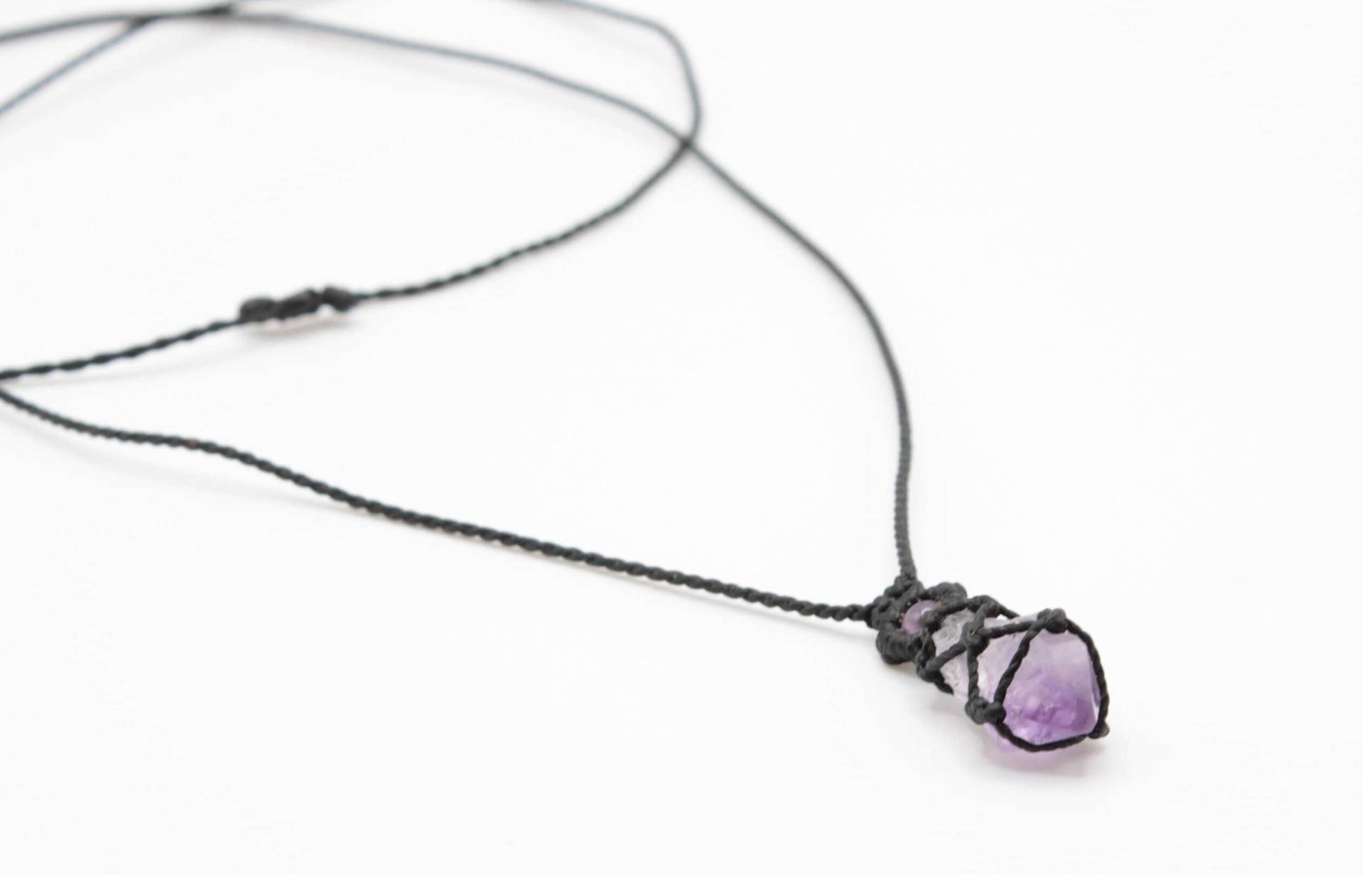 Makramee Kette Mit Lila Amethyst Und Amethyst-Perle - Schwarzes Garn von MatizarArt