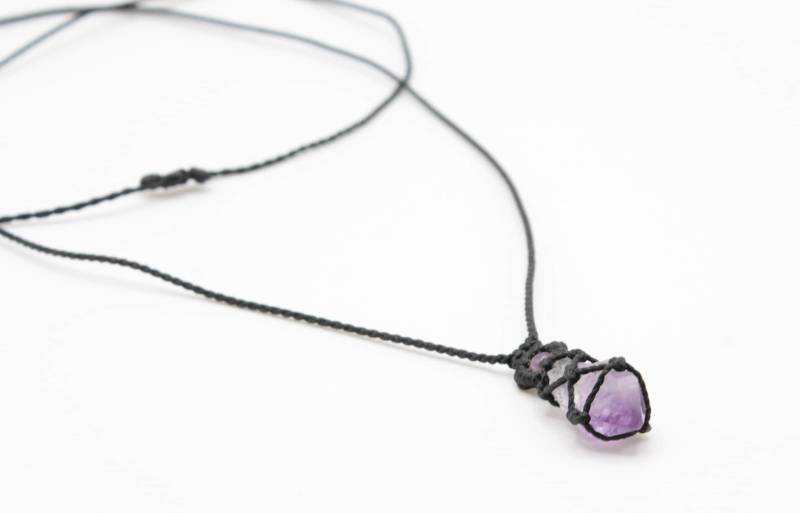 Makramee Kette Mit Lila Amethyst Und Amethyst-Perle - Schwarzes Garn von MatizarArt