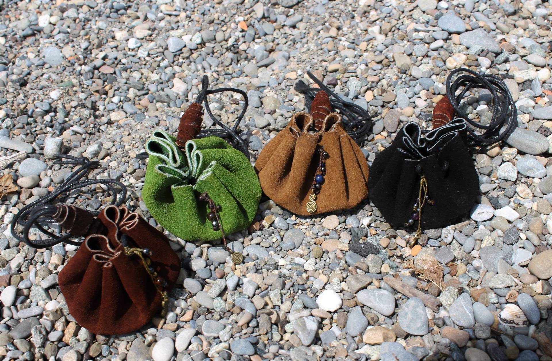 Mittelalterliche Lederbeutel Mit Edelstein Perlen - Gruen Schwarz- Hellbraun Dunkelbraun von MatizarArt