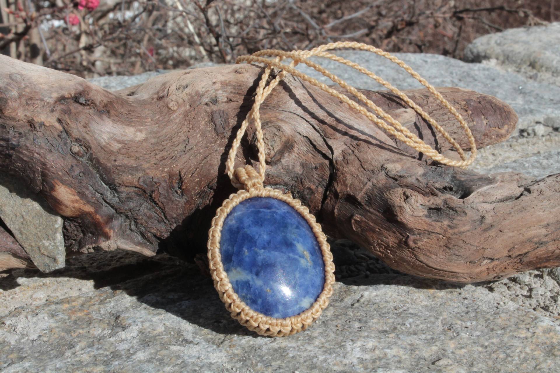 Sodalith Edelstein-Kette Makramee-Anhaenger von MatizarArt