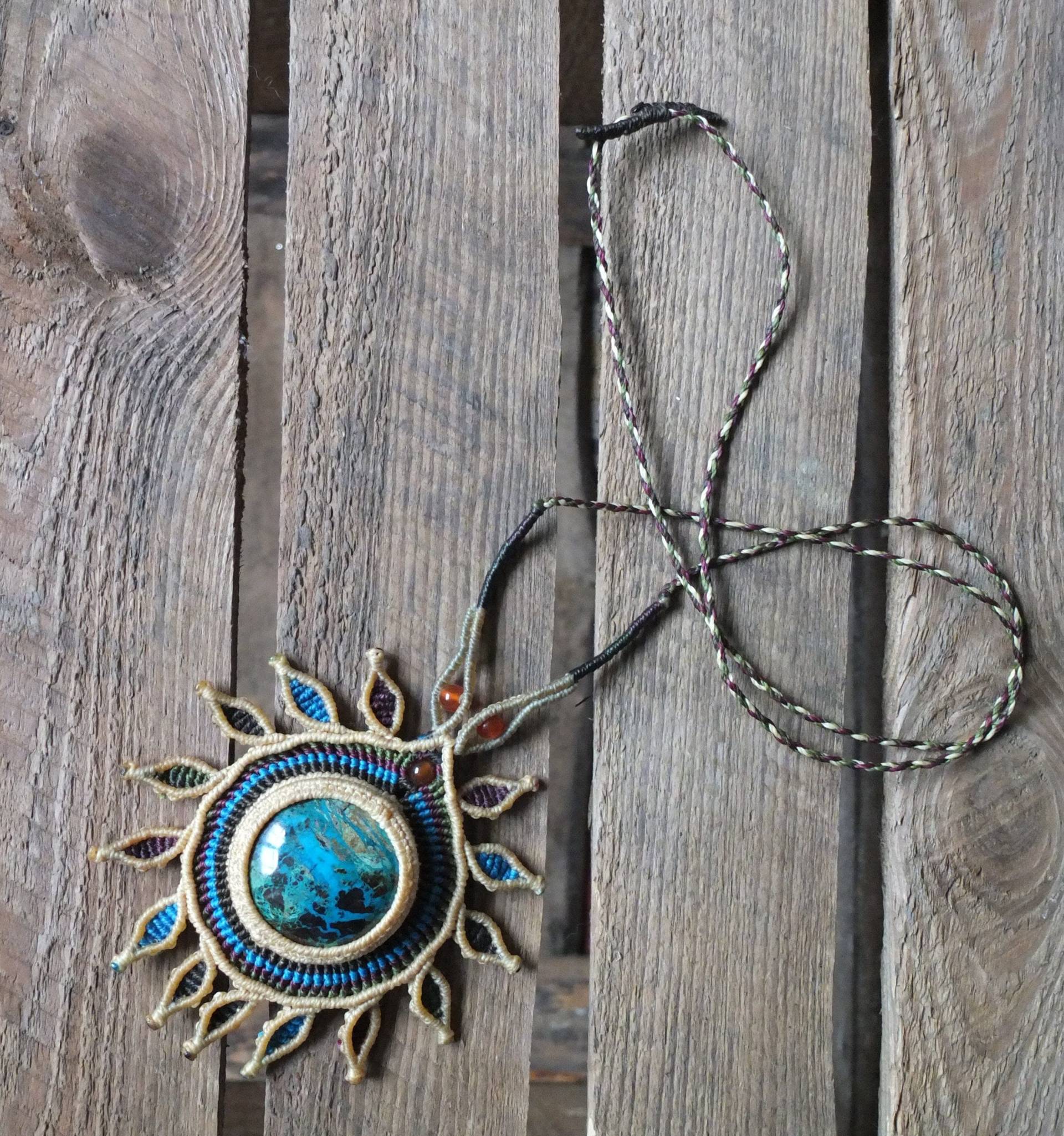 Sonnenförmige Makramee-Kette Mit Rundem Chrysokoll Edelstein - Türkis von MatizarArt