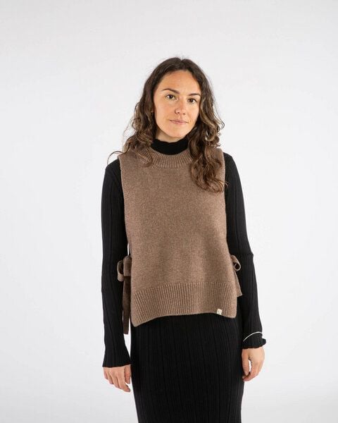 Matona Strickpullunder mit Bindedetail für Frauen aus Bio-Baumwolle und Lammwolle / Apron Vest Matona Strickpullunder mit Bindedetail für Frauen aus Bio-Baumwolle und Lammwolle / Apron Vest von Matona